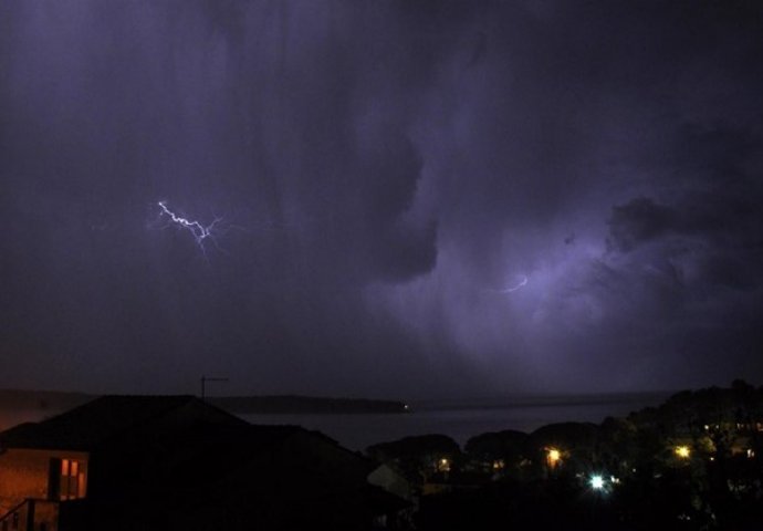 PRIPREMITE SE! STIŽU OLUJE, GRMLJAVINA I PAD TEMPERATURE, a evo šta nas još čeka