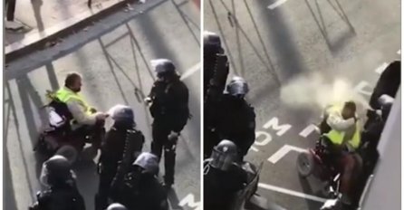 POLICAJAC NAPADOM NA ŽUTE PRSLUKE ZGROZIO SVIJET: Pogledajte šta je uradio invalidu u kolicima