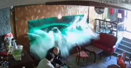 SJEDILI SU U KAFIĆU I PILI KAFU, A ONDA SE DESILO NEŠTO NEOČEKIVANO: Vidite li ovo iza njih? (VIDEO)