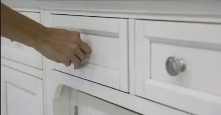 "Prije neki dan me je kćerka (16) zamolila da joj donesem nešto iz njene sobe. Dok sam tražio, otvorio sam jednu fioku…"