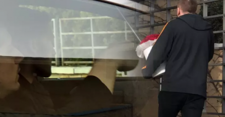 JELENA NE IZLAZI VEĆ DVA DANA IZ KUĆE: A sada je buket crvenih ruža stigao na njenu adresu! Pojavio se i on, svi su zanijemili kad su ga ugledali! (FOTO+VIDEO)