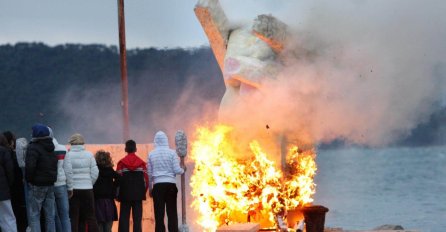 Opet zapaljena lutka s likom Milorada Pupovca