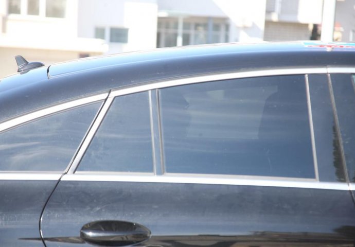 NAPUSTILA KUĆU, JELENA KRIJE LICE OD KAMERA: Ostat ćete bez teksta kada vidite ovaj prizor 