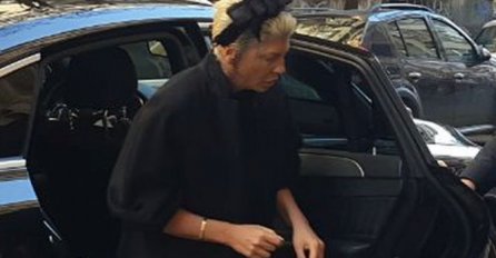 PRVE SLIKE JELENE KARLEUŠE, OD TUGE ZA MAJKOM OŠIŠALA KOSU:  Potpuno slomljena stigla na komemoraciju