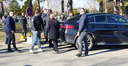 JELENA STIGLA NA GROBLJE: Odmah je obezbjeđenje okružilo, Duško je pridržava, PRIZOR KOJI KIDA SRCE