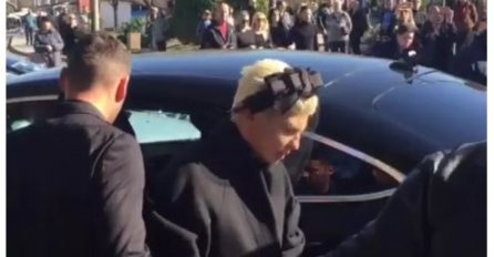 JELENA SE SLOMILA NAD KOVČEGOM MAJKE DIVNE: Jauci odzvanjaju grobljem,  a čim je izašla iz auta tražila je JEDNU STVAR!