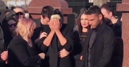 JELENA PALA NA MAJČIN KOVČEG, A ONDA VRISNULA: Muk na sahrani, SVI SU SE OKUPILI OKO NJE (VIDEO)