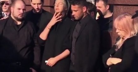 JELENI KARLEUŠI POZLILO, HITNO JE SMJESTILI U AUTO I ODVEZLI SA GROBLJA: Začuli se njeni KRICI, lede krv u žilama!