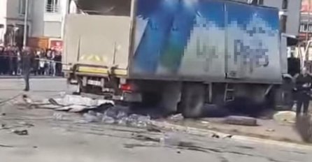 HOROR, KAMION SE ZALETIO U LJUDE: Krv na sve strane, ima mrtvih (VIDEO) 