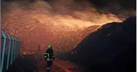 Vatrogasci se satima bore sa požarom u krugu banjalučke fabrike Incel