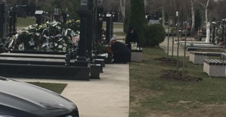 JELENA SVA U CRNOM JUTROS DOŠLA NA GROBLJE: Sjela je na klupu i krenula plakati, NAJEŽIT ćete se kada vidite šta je spustila na grob 