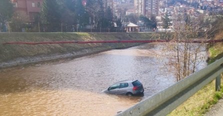 NEVJEROVATNO! Automobil sletio u Miljacku u sarajevskom naselju 