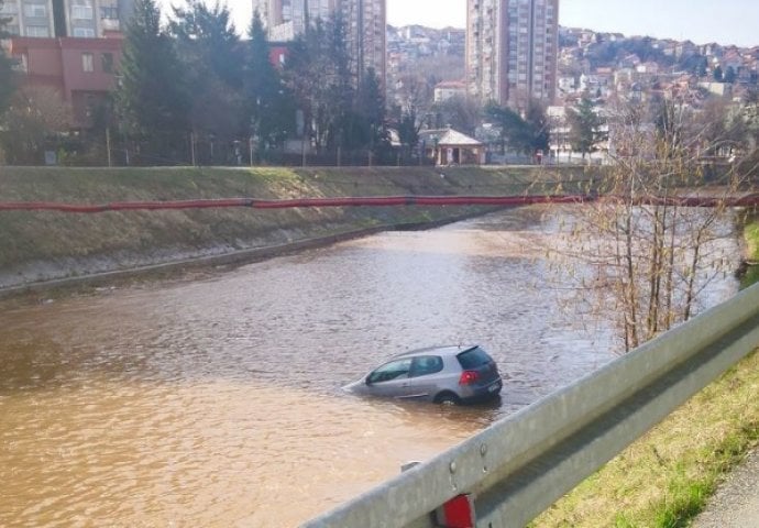 NEVJEROVATNO! Automobil sletio u Miljacku u sarajevskom naselju 