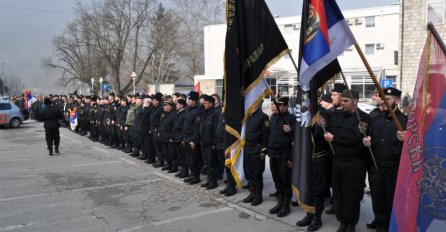 Ovo je GROZNO, granicu prelaze u uniformama u kojima su KLALI NAŠE LJUDE! 