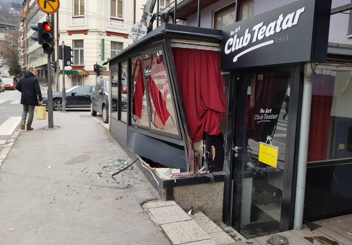 Polupani portali kafića u centru Sarajeva: Policija ne zna o čemu je riječ?