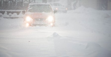 Snijeg zabijelio ponovo: Oluje, munje i tuča pogodile obalu, NA SNAZI CRVENI METEOALARM