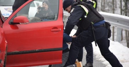 Mladić grizao policajce u Splitu, jedva ga svladali