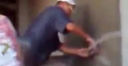 SNIMAK KOJI MORATE VIDJETI: Evo kako BOSANAC mijenja česmu pod pritiskom