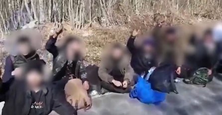 (VIDEO) Hrvatski policijac NATJERAO MIGRANTE DA SKANDIRAJU "DINAMO ZAGREB"