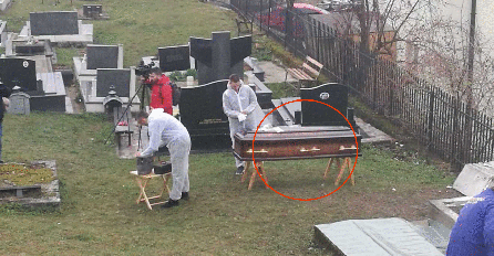 PREMJEŠTALI SU TIJELO DAVIDA DRAGIČEVIĆA U DRUGI SANDUK, A ONDA SU SVI OVO UGLEDALI: Nisu se mogli smiriti kad su nju vidjeli! (FOTO)