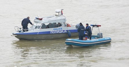 TRAGIČAN DAN U SRBIJI Muškarac skočio s mosta: Spasioci pretražuju Savu! Policija pronašla oproštajno pismo?!