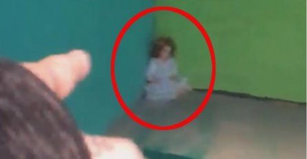 PRODALA JE SVOJU OMILJENU LUTKU: Kad je ušla u novu kuću LUTKA JE BILA NA PODU i tri stravične riječi na zidu (VIDEO)