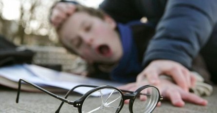 HRVATI ŠOKIRANI NOVIM UŽASOM: Otac divljački prebio sina od 10 godina, mlatio ga po licu, leđima, nogama, a RAZLOG JE STVARNO ZA PLAKATI