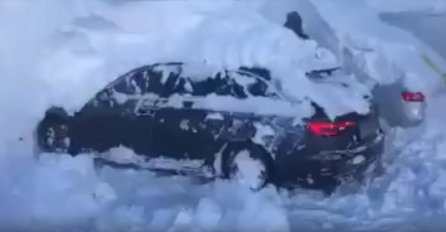 DRAMATIČNA SITUACIJA U BIH: Spašavali ljude iz zametenih automobila, u njima ima male djece (VIDEO)