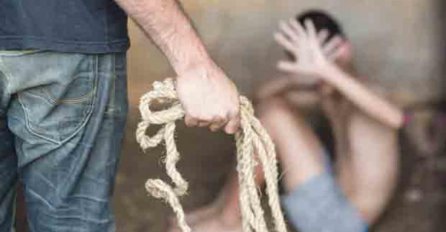 HOROR U TESLIĆU: Maloljetnika vozali u gepeku, udarali ga po cijelom tijelu, pa ga strpali u kontejner