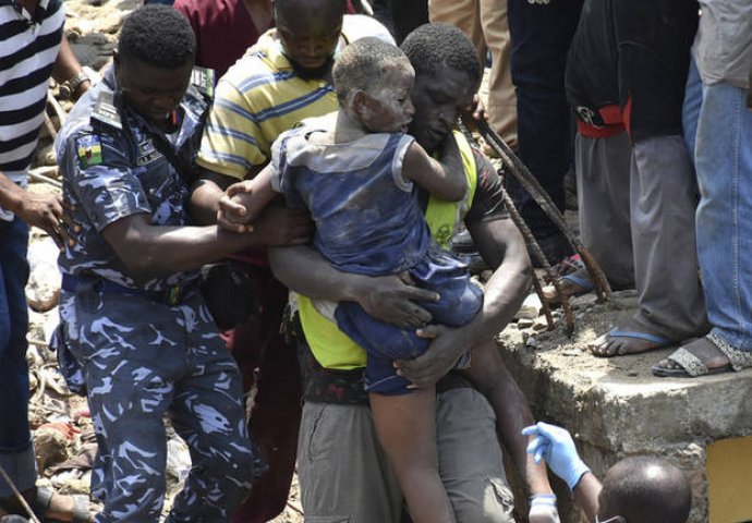 Lagos: Poginulo 10 osoba, deseci i dalje u srušenoj zgradi