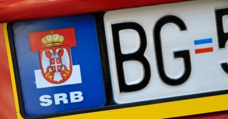 OTKUD TI TA TABLICA? Momak je GENIJE, kad njegov automobil prođe, SVI SE VALJAJU OD SMIJEHA (FOTO)