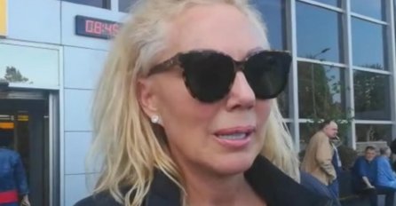 LEPA BRENA U ŠOKU, TRI OSOBE SE SRUČILE NA NJENOG SINA: Pjevač završio na podu, objavljena slika (FOTO)