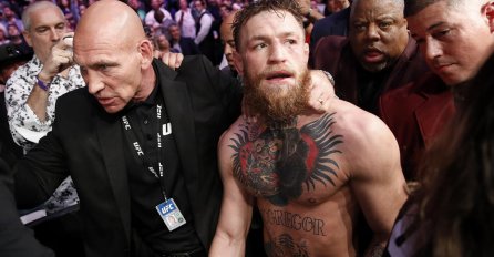 KO BI REKAO DA JE OVA ŽENA RODILA MMA ZVIJER: McGregor pokazao majku, ZGODNA PLAVUŠA BACA SVE U TRANS (VIDEO)