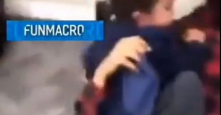 NAJPOTRESNIJI TRENUTAK NAKON MASAKRA NA NOVOM ZELANDU: Dječak u krvavim čarapama sjedi pored oca koji leži na zemlji