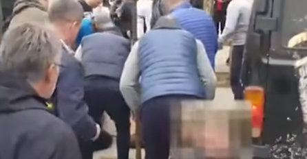 UŽAS! Uletio kombijem među pješake, ženu vukao po cesti, KRV NA SVE STRANE, policija i hitna na licu mjesta (VIDEO)