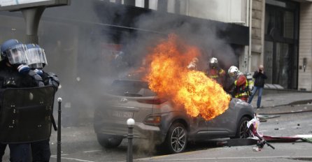 HOROR U GLAVNOM GRADU: Zapalili banku, vatrogasci spašavaju majku i dijete iz požara, bacaju dimne bombe i kamenice na policajce (VIDEO) (FOTO)