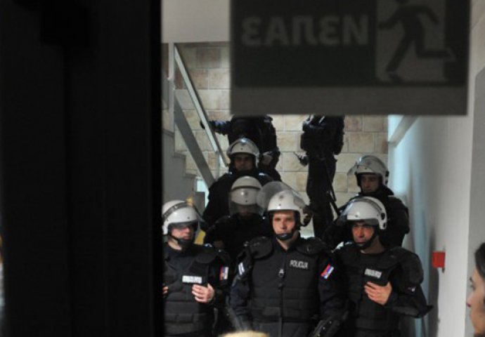 HAOS U BEOGRADU: Policija tukla i davila demonstrante, danas se obraća Vučić