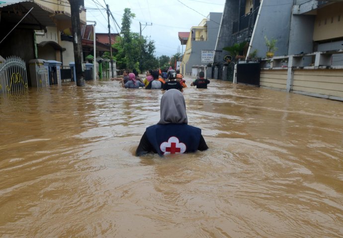 EVAKUACIJA LJUDI U TOKU: U poplavama poginulo najmanje 50 osoba, BROJ ŽRTAVA RASTE, desetci kuća su oštećeni