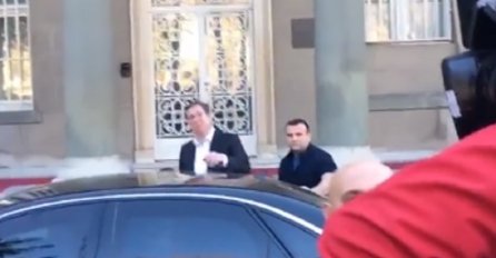 Pogledajte trenutak kada predsjednik Vučić napušta zgradu Predsjedništva:  Ovo je sramno šta se dešava (VIDEO)