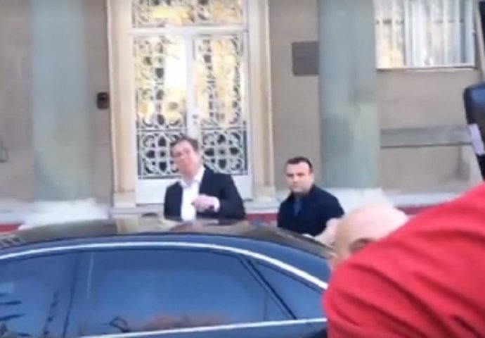 Pogledajte trenutak kada predsjednik Vučić napušta zgradu Predsjedništva:  Ovo je sramno šta se dešava (VIDEO)