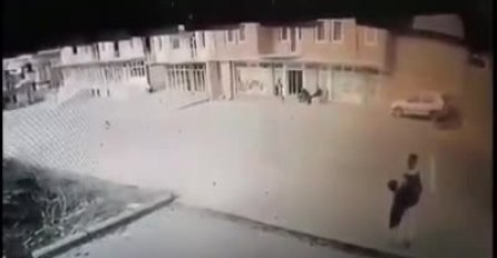 TINEJDŽER UDARIO U LJUDE KOJI SU SJEDILI ISPRED ZGRADE: Kamere snimile jezivu nesreću (UZNEMIRUJUĆI VIDEO)