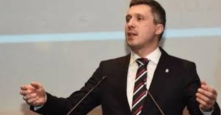 ZNATE LI KO JE ON? Prvo lice protesta u Beogradu zove se Boško Obradović