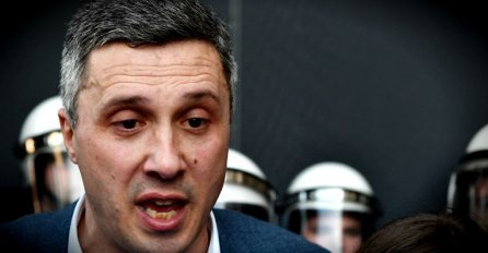 ZAVRŠEN PROTEST U SRBIJI, POLICIJA SKINULA ŠLJEMOVE: Boško zatražio da se puste svi uhapšeni