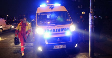 STRAVIČNA NESREĆA NA PUTU: Sudarili se motocikl i dva automobila, kaciga i ostaci motora letjeli po asfaltu