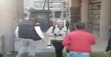 NOVI INCIDENT U BEOGRADU! Kamenovali policiju ispred glavne stanice, letjele i flaše! (VIDEO)