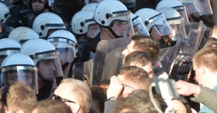 U napadu demonstranata povrijeđeno više plicajaca