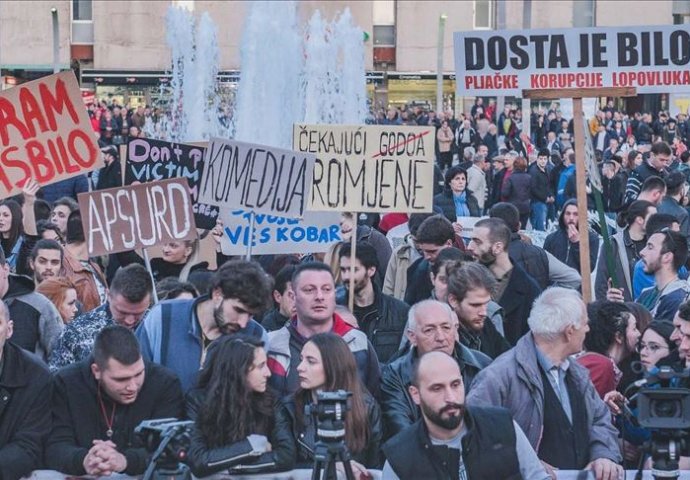 NE PROTESTUJE SE SAMO U SRBIJI: 10.000 Crnogoraca protiv vlade diglo glas