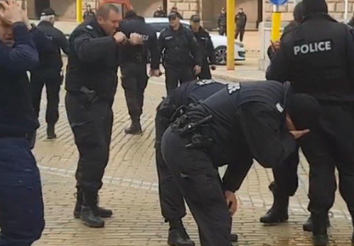 Bugarski policajci "sami na sebe" bacili suzavac i nasmijali svijet (VIDEO)