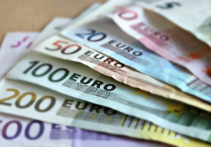 Prevarom ukrali osam novčanica od po 500 eura