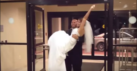 ZAŠTO MLADOŽENJA PRENOSI MLADU PREKO PRAGA? Razlog je ZASTRAŠUJUĆI, nismo ni slutili!